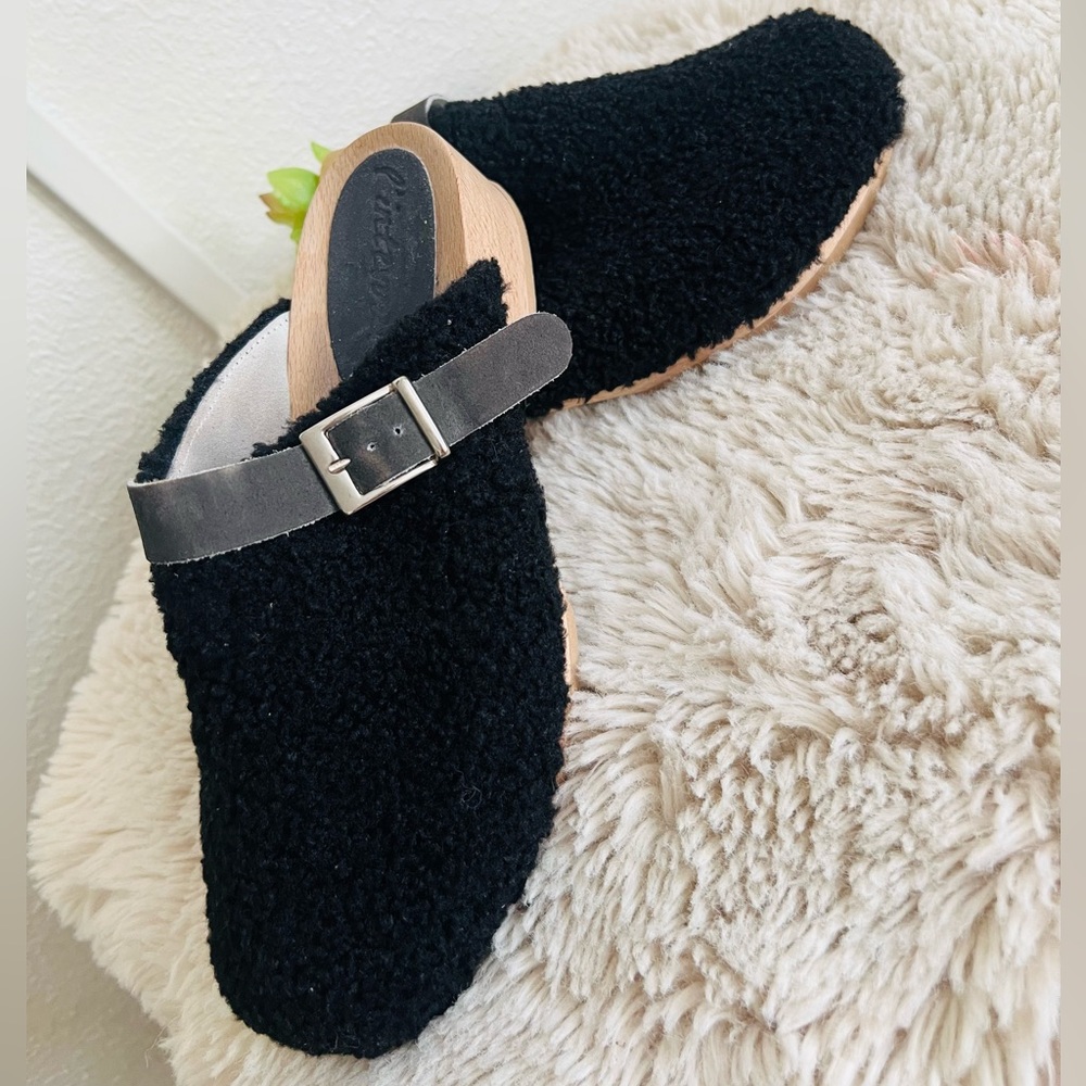 Intervalle Black Shearling Clogs – Size 8